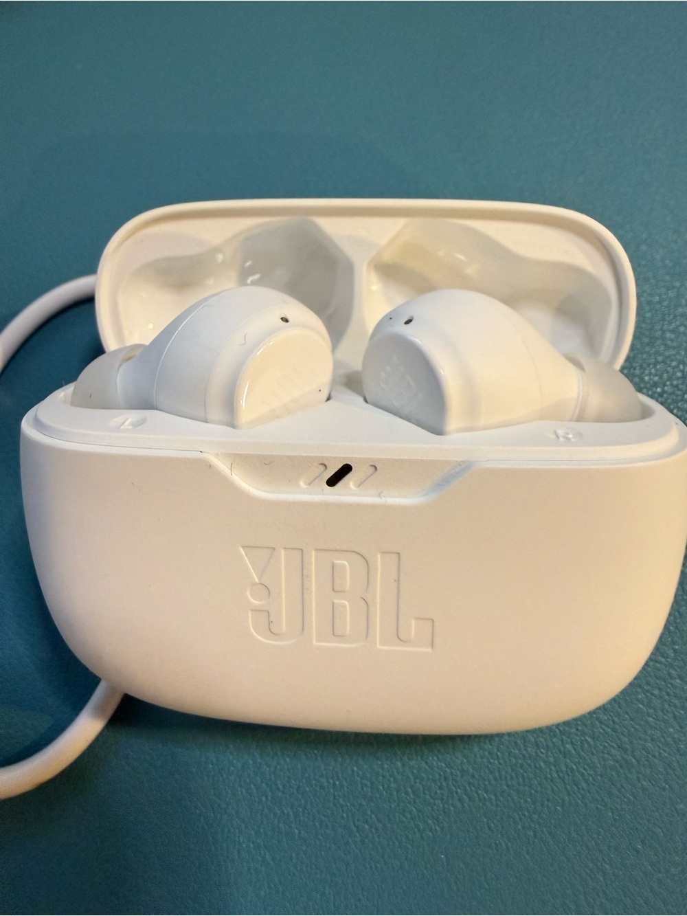 JBL Vibe Beam White True Wireless Earbuds with Charging Case and In-Ear Design